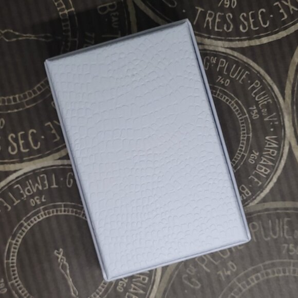 NWOT | 2pc | Roman Numeral Flower Quartz Watch & Matching Heart Bracelet - Picture 6 of 6